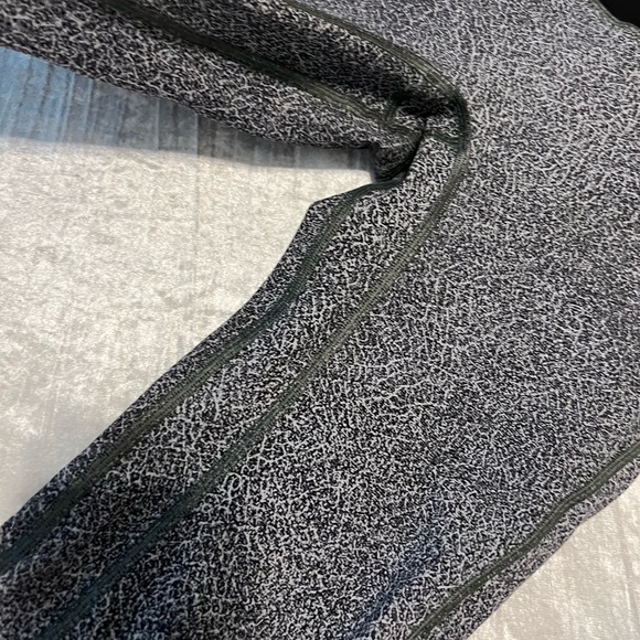 Lululemon Size 6 Nulu Crop Leggings - Picture 6 of 10